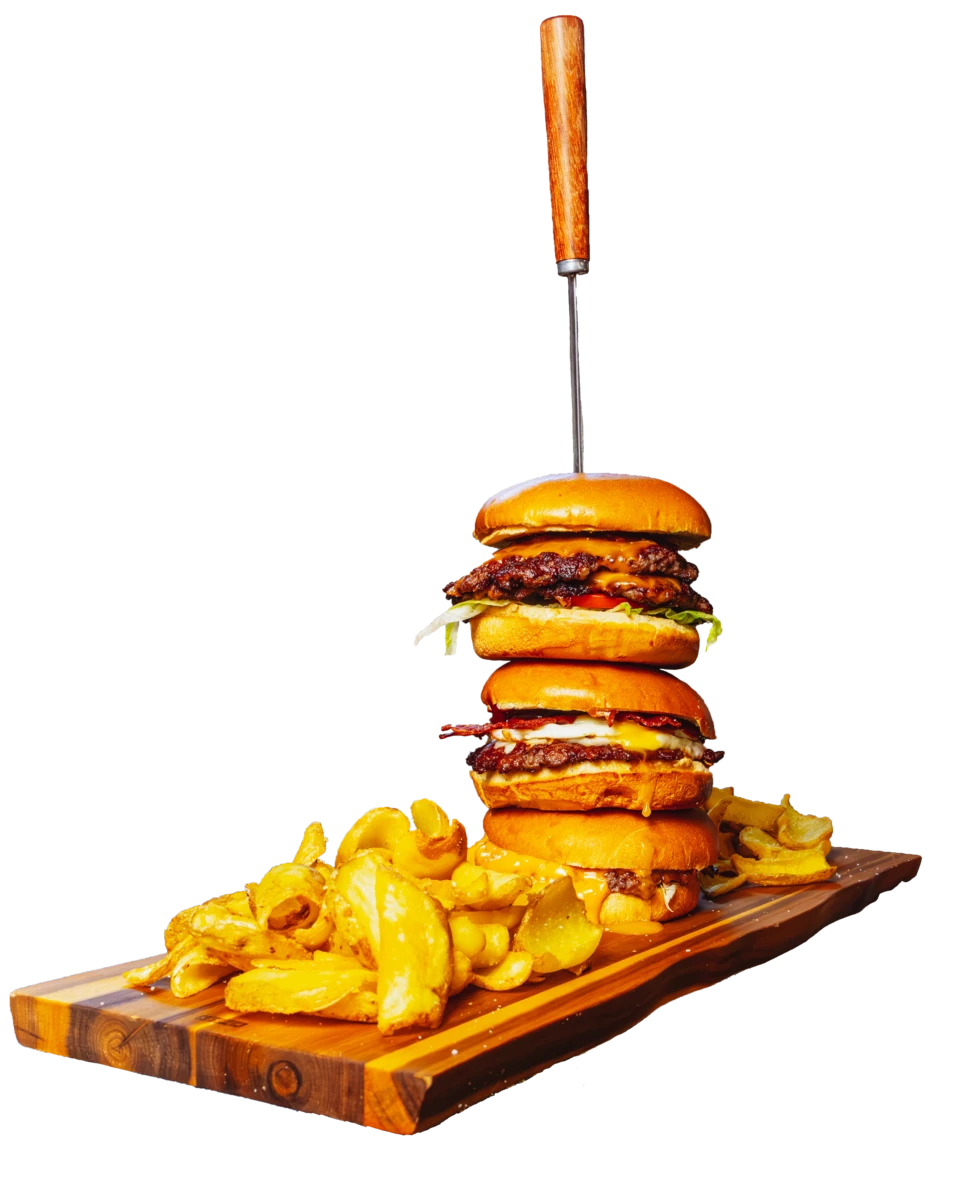Smash Tower servito sul tagliere con patate
