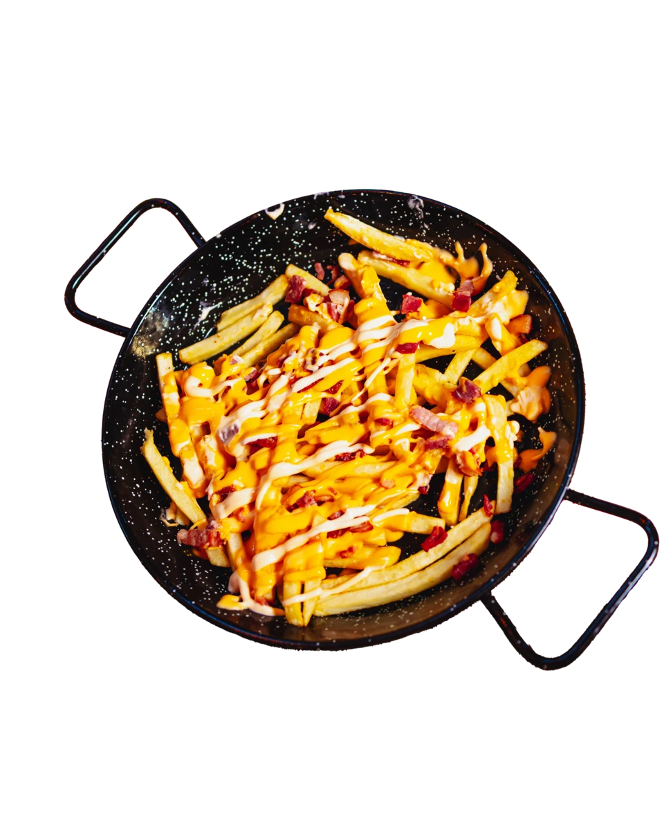 Patatine con cheddar e bacon servite in padella
